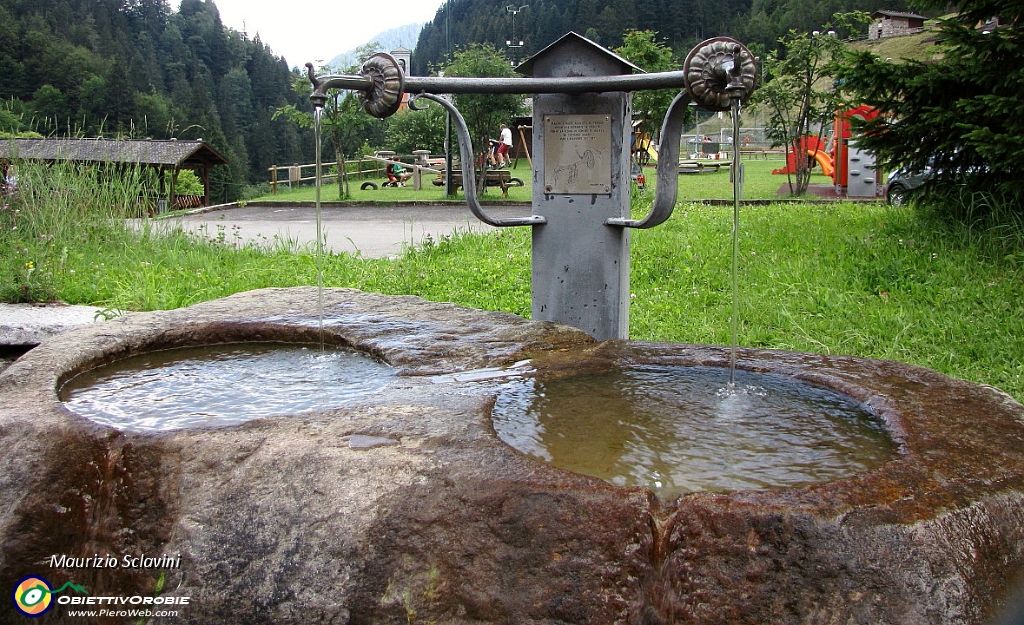 41 Doppia fontana al parco giochi.....JPG